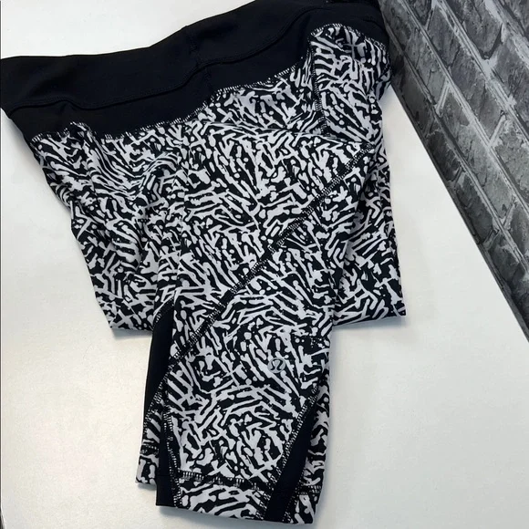 Stylish‎ Lululemon capri Black and White Patterned leggings - Picture 11 of 11